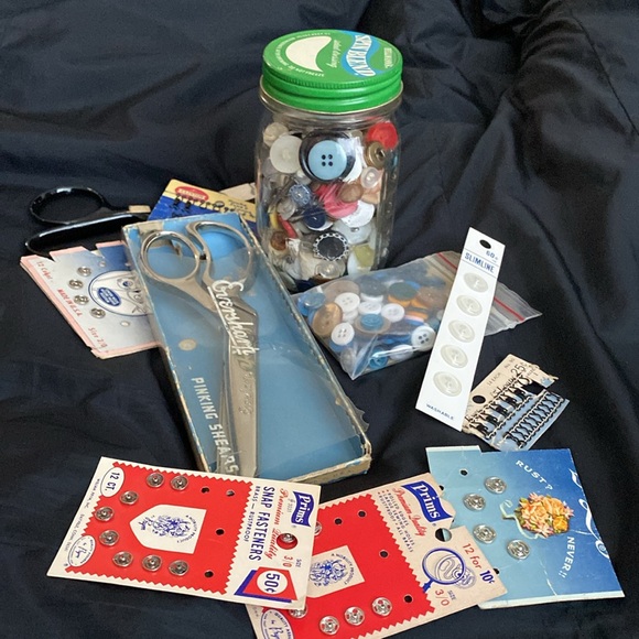 Antique miscellaneousness sewing notions . Includes 2 sets of pinking shears - Picture 2 of 3